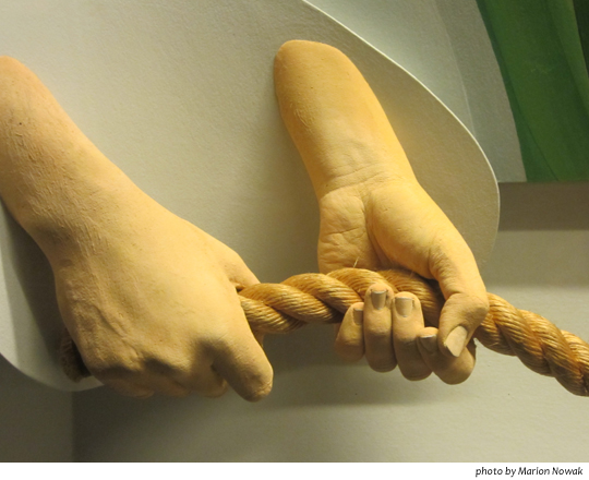 HandsPullingRope9591